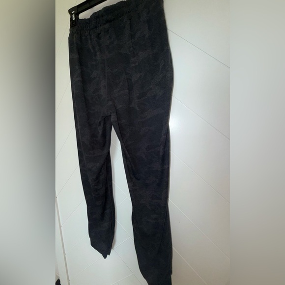 Vuori Performance Joggers Black Camo Medium - Picture 14 of 16